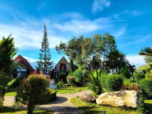 una casa con jardín y árboles en Phureya Ville en Ban Map Khla