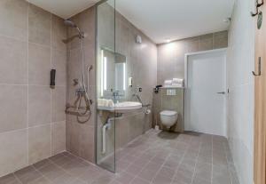 Koupelna v ubytování B&B HOTEL Dijon Valmy Toison d'or + 37 fotografií