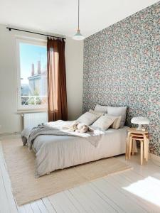 ein Schlafzimmer mit einem Bett, auf dem ein Hund liegt in der Unterkunft Charmante et lumineuse maison de ville 150 m2 in Andrézieux-Bouthéon