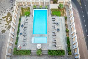 een uitzicht over een zwembad in een hotel bij Spacious 1Bed Apt with a huge Balcony in Dubai Marina - VST in Dubai