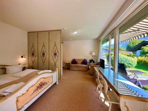 グライナウにあるHotel Berglandのベッドと大きな窓が備わるホテルルームです。