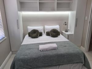 מיטה או מיטות בחדר ב-Cape Winelands Business Villas
