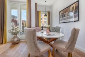 ein Esszimmer mit Tisch und Stühlen in der Unterkunft FIRST Avalon in Ostseebad Sellin