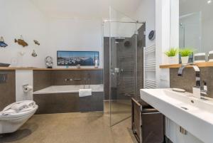 ein Badezimmer mit Dusche, Toilette und Waschbecken in der Unterkunft FIRST Avalon in Ostseebad Sellin