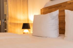 Ein Bett oder Betten in einem Zimmer der Unterkunft FIRST Avalon