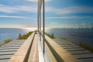 ein Blick auf das Meer von einem Gebäude aus in der Unterkunft FIRST Avalon in Ostseebad Sellin