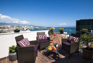 einen Balkon mit Stühlen und einem Tisch mit Meerblick in der Unterkunft Marasovica Apartments in Split