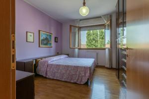 a bedroom with a bed and a window at Parco del Velodromo Comfortable Apartment in Bologna