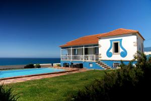 una casa con piscina junto al océano en Villa Tamar - Azenhas do Mar en Azenhas do Mar