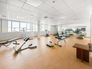 un gimnasio con varias cintas de correr y bicicletas estáticas en Silkhaus Furnished Pool & Gym 1BDR Art Residence en Dubái