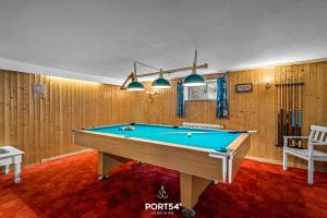 a pool table in a room with wooden walls at Strandgras in Steinbergkirche