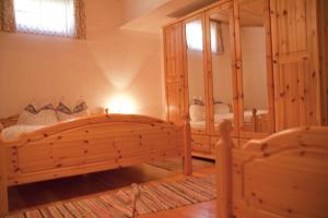 Ein Bett oder Betten in einem Zimmer der Unterkunft Schrunerhof