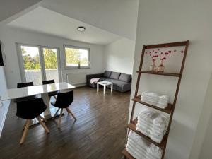 sala de estar con mesa y sofá en Premium Apartment 75qm 3 Zimmer Küche, Balkon, Smart TV, WiFi, en Aalen