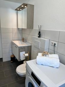 Phòng tắm tại Premium Apartment 75qm 3 Zimmer Küche, Balkon, Smart TV, WiFi +8 ảnh