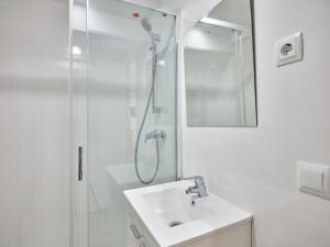 La salle de bains blanche est pourvue d'une douche et d'un lavabo. dans l'établissement NEW Plaza Elíptica Metro Bus 15 min centro 3d Luxe reformado, à Madrid