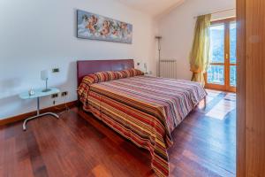 1 dormitorio con cama, mesa y ventana en Belvedere, House With Pool- Recco, Liguria, 