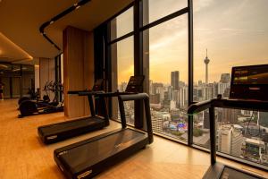 een fitnessruimte met uitzicht op de stad bij Axon Residence Bukit Bintang Kuala Lumpur By Apex in Kuala Lumpur
