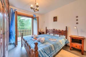 Un dormitorio con una cama con un edredón azul. en Appartamento 7 Bello Mountain View - Happy Rentals, en Sauze dʼOulx
