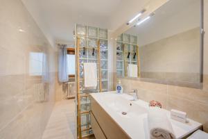 un baño con lavabo y espejo en Appartamento 7 Bello Mountain View - Happy Rentals, en Sauze dʼOulx 21 fotos más
