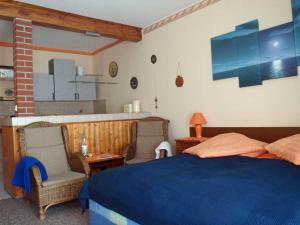 ザスニッツにあるFerienwohnungen Venzのベッドルーム1室(青いベッド1台、椅子2脚付)