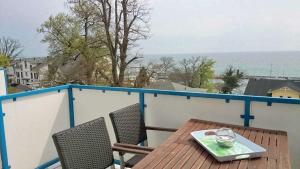 einen Tisch mit einem Teller Essen auf dem Balkon in der Unterkunft Ferienwohnung Lorenz in Sassnitz