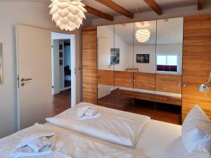 Ferienwohnung Lorenz في ساسنيتز: غرفة نوم بسرير ومرآة كبيرة