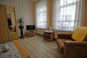 ein Wohnzimmer mit einem Sofa und einem TV in der Unterkunft Ferienwohnung Thurk in Sassnitz