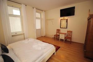 ザスニッツにあるFürstenhof - Ferienwohnung 202のベッドルーム1室(ベッド1台、テーブル、椅子付)