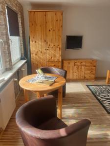 sala de estar con mesa de madera y sillas en Ferienwohnungen Seestraße, en Sassnitz
