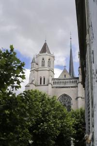 une église avec une tour et un clocher sur un bâtiment dans l'établissement La Chouette, à Dijon