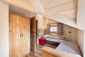 - une chambre avec des lits superposés et un escalier dans l'établissement Chalet Leur Gusja Golp Trilocale, à Livigno