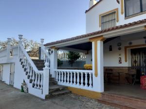 een wit huis met een trap en een balkon bij Casa Albahacar 