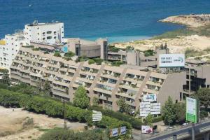 duży apartamentowiec nad oceanem w obiekcie Duplex In Siwar, 3 Br, Wifi, Parking, Near Rimal w mieście Makhāḑat Nahr al Kalb