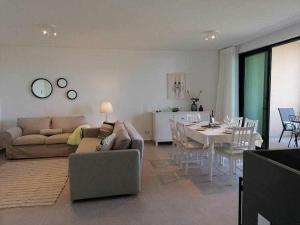 - un salon avec un canapé et une table dans l'établissement Gardens Pool T2 Golf piscina e parking, à Quarteira