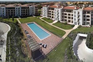 - une vue aérienne sur un complexe d'appartements avec une piscine dans l'établissement Gardens Pool T2 Golf piscina e parking, à Quarteira