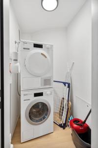 una lavatrice e un'asciugatrice in una lavanderia di Zurich Flat: Central & Lake Convenience a Zurigo