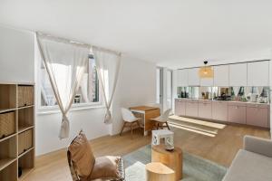 Zurich Flat: Central & Lake Convenience في زيورخ: غرفة معيشة مع أريكة وطاولة