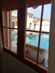 una ventana con vistas a la piscina desde una casa en Casa San Sebastian, en Pinos del Valle