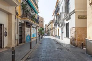uma rua vazia numa cidade com edifícios em AlohaMundi Hércules em Sevilha