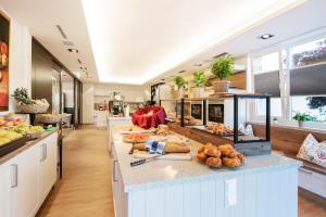 eine große Küche mit einer Theke mit Lebensmitteln darauf in der Unterkunft Apart Hotel Legendär in Steindorf am Ossiacher See