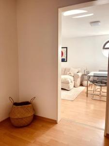 a living room with a couch and a table at Gemütliche Wohnung mit Balkon in Schönefeld in Schönefeld