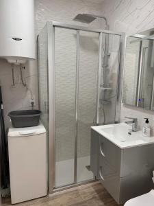 La salle de bains est pourvue d'une douche et d'un lavabo. dans l'établissement Lux Studio Nerja, à Nerja