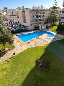 Una vista aérea de una piscina en una ciudad. en Lux Studio Nerja, en Nerja