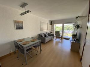 ein Wohnzimmer mit einem Tisch und einem Sofa in der Unterkunft Gorliz Beach House in Górliz-Elexalde