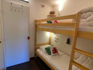 เตียงสองชั้นในห้องที่ Appartement Montgenèvre, 2 pièces, 4 personnes - FR-1-445-172