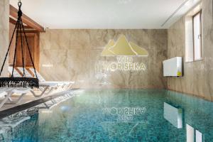 Bazén v ubytování Villa Morishka & SPA nebo v jeho okolí