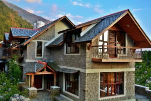 Una casa en las montañas con balcón en Utopia Dharamkot Mcleodganj en Dharamshala