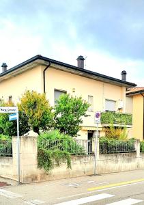 een gebouw aan de straatkant bij A casa di Vale in Lodi