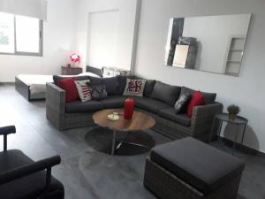 DbayehStudio In Dbayeh In A Prime Location, Wifi, 38sqm的带沙发和桌子的客厅