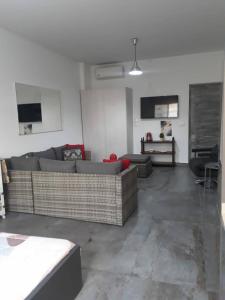- un salon avec deux canapés et une table dans l'établissement Studio In Dbayeh In A Prime Location, Wifi, 38sqm, à Dbayeh